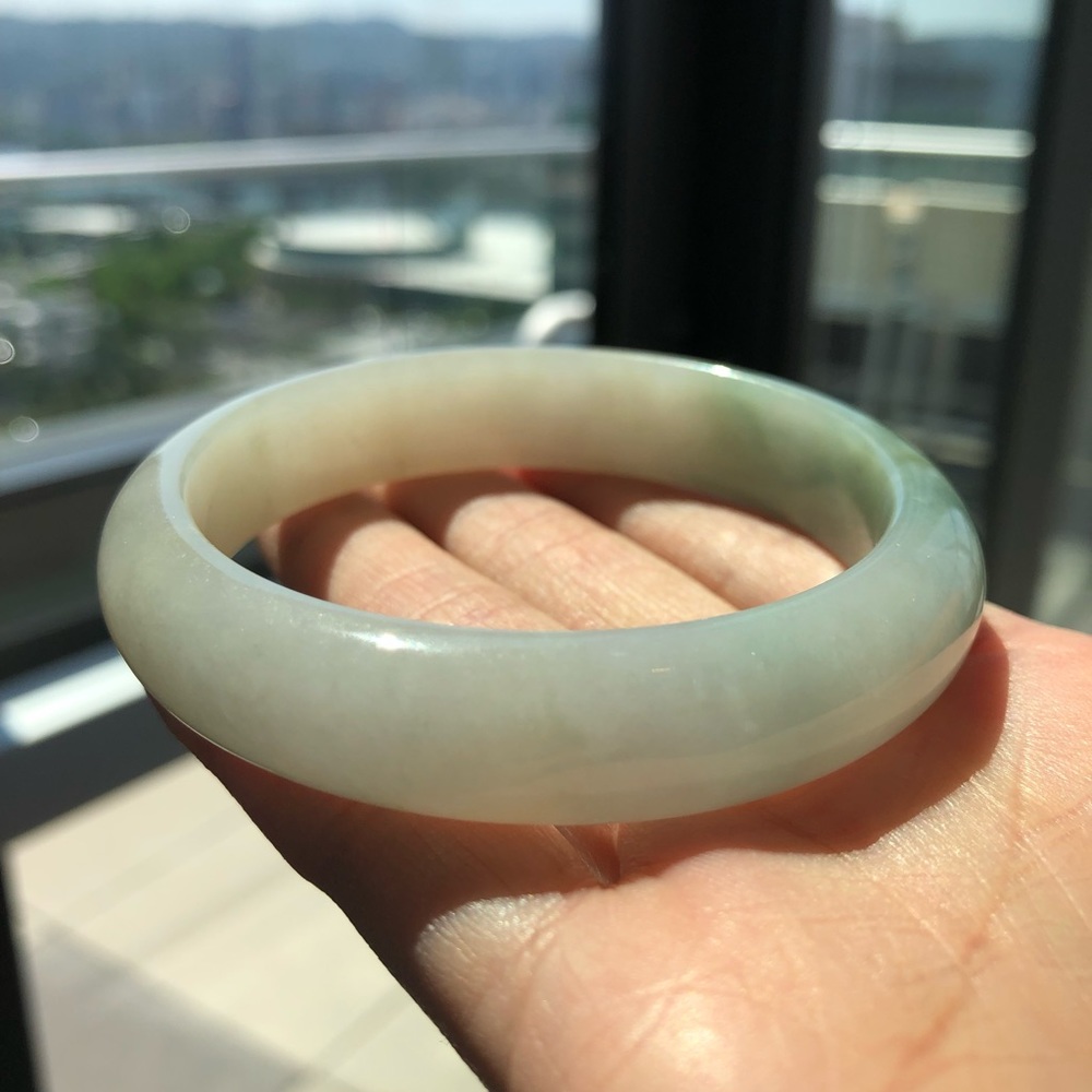 Jadeite jade bangle - Picture 2 of 7